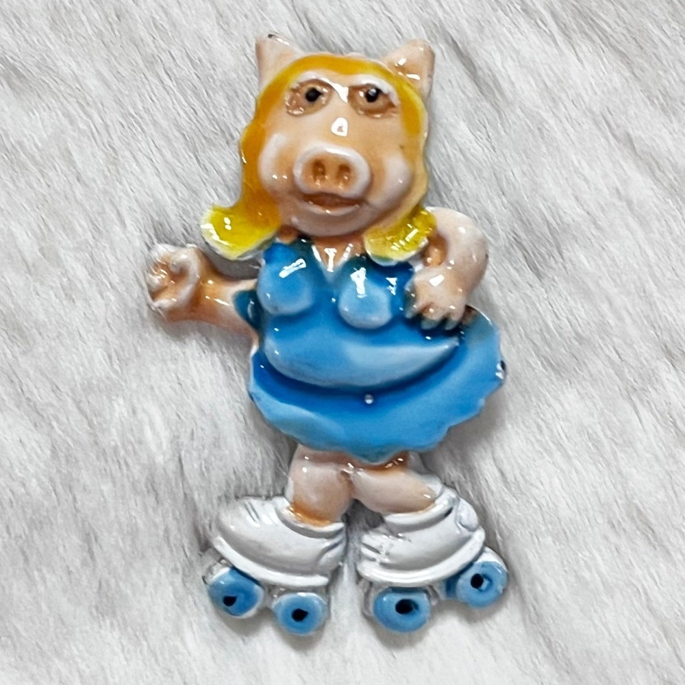 🔮 5/$25 Vintage The Muppets Miss Piggy On Roller Skates Pin